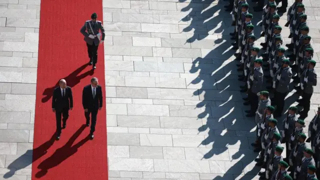 German Chancellor Olaf Scholz (L) receives British Prime Minister Keir Starmer (2-L) during a reception with military honors at the chancellery in Berlin