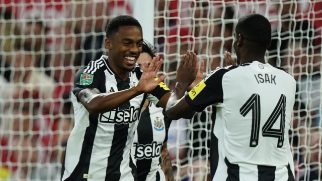 Joe Willock (left) celebrates with teammates