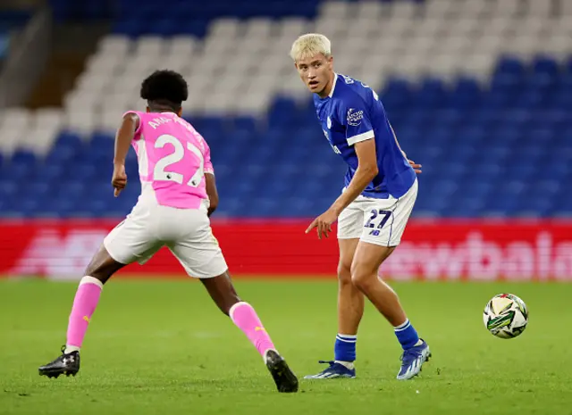 Rubin Colwill of Cardiff City passes the ball