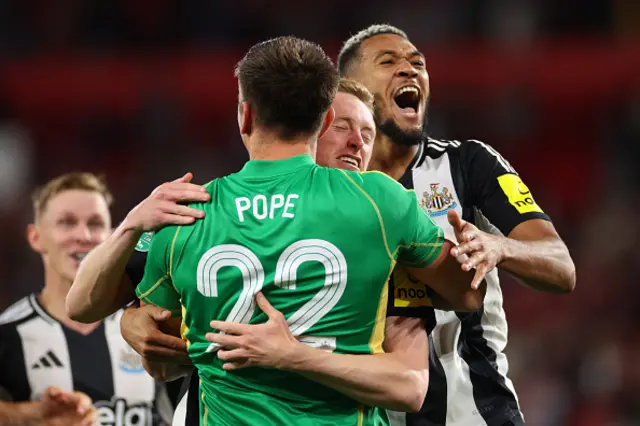 Sean Longstaff of Newcastle United celebrates with Nick Pope