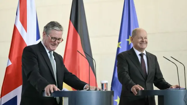 German Chancellor Olaf Scholz (R) and Britain's Prime Minister Keir Starmer attend a joint press conference after bilateral talks