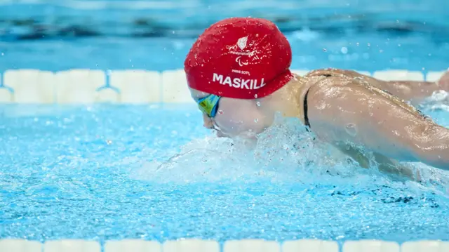 Poppy Maskill swimming in Paris