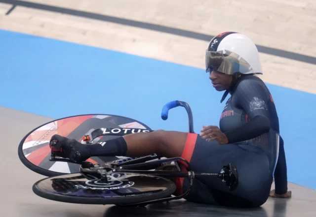 Kadeena Cox crashes