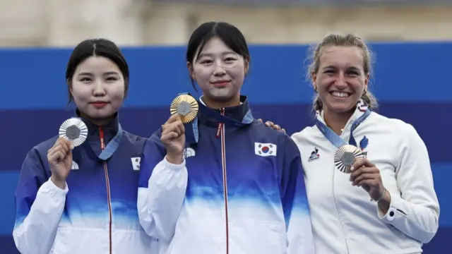 Nam Su-hyeon, Lim Si-hyeon and Lisa Barbelin on the podium at the Paris 2024 Olympics