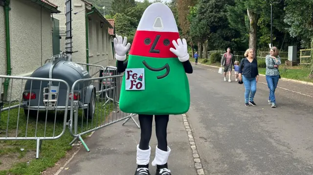 Mr Urdd