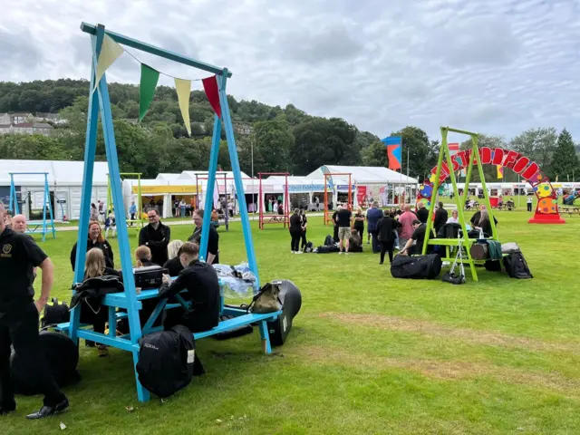 Bandiau pres ar faes yr Eisteddfod