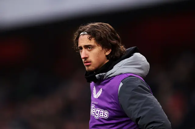 Fabio Silva of Wolverhampton Wanderers warms up