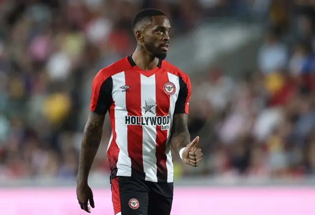 Ivan Toney of Brentford thumbs up