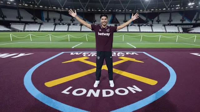 Carlos Soler at London Stadium poses