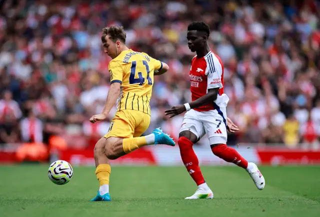 Jack Hinshelwood challenges Arsenal's English midfielder #07 Bukayo Saka