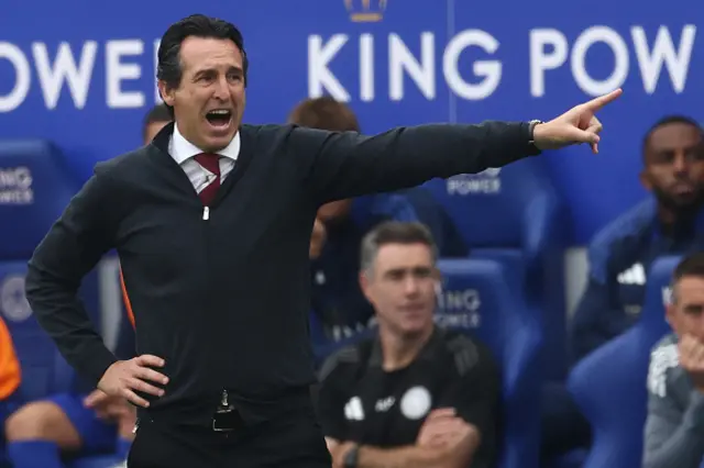 Unai Emery gestures