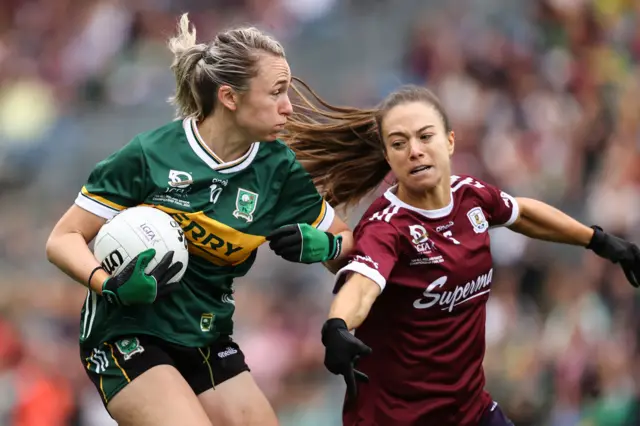 Kerry's Niamh Carmody is closed down by Aoife Ní Cheallaigh