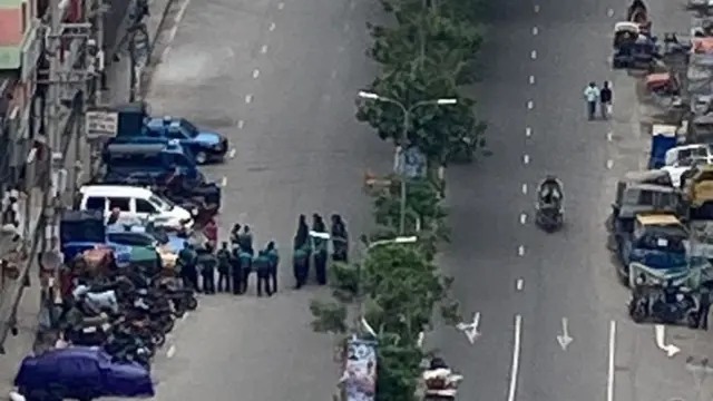 Police trying to protect their station in Dhaka.