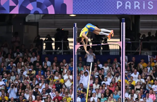 Duplantis clears the bar in th pole vault final