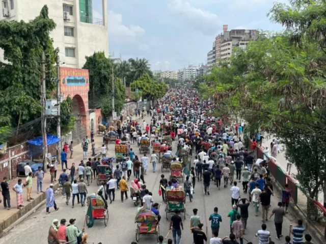 Thousands in the Mohakhali area are heading to Shahbagh in Dhaka