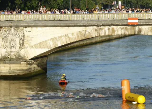 Crowds watching thetriathlon mixed team relay