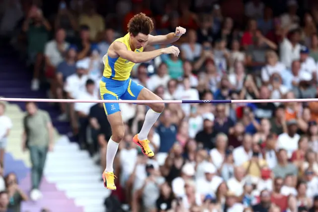 Duplantis clears the bar in the pole vault final