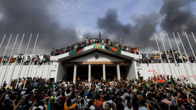 A large number of anti-government protesters on top of Bangladesh's presidential palace