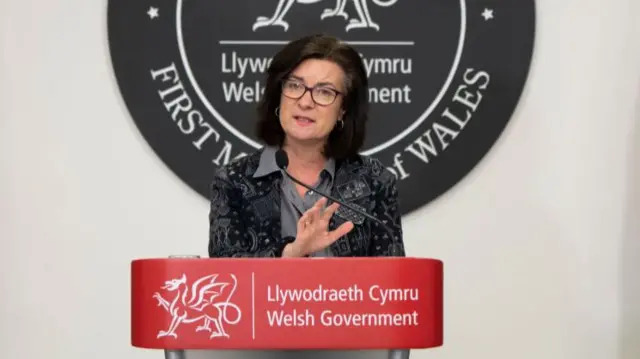 Gweinidog Iechyd Cymru Eluned Morgan yn siarad yn ystod cynhadledd i'r wasg coronafeirws yn Adeilad Llywodraeth Cymru ym Mharc Cathays ar Ionawr 11, 2022 yng Nghaerdydd, Cymru