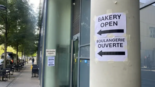 Sign to the bakery