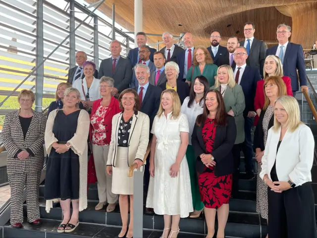 Plaid unedig? Aelodau o'r Senedd Llafur yn y Senedd gyda'i gilydd ddydd Mawrth