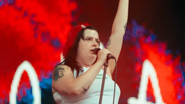 Katie Hall prif leisydd Chroma