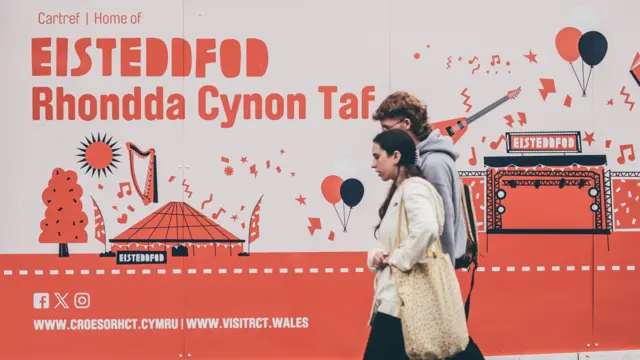 cerddwyr ar eu ffordd i'r eisteddfod