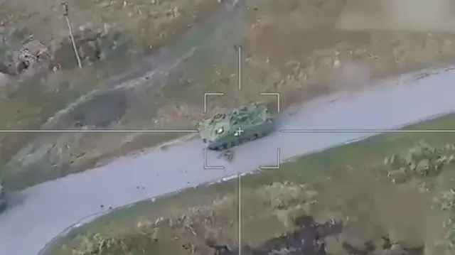 Screenshot van een video gepubliceerd door het Russische Ministerie van Defensie, waarop te zien is dat Russische troepen militaire uitrusting van de Oekraïense strijdkrachten aanvallen in het grensgebied nabij de Koersk-regio in Rusland