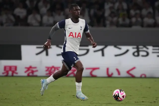 Yves Bissouma running with the ball