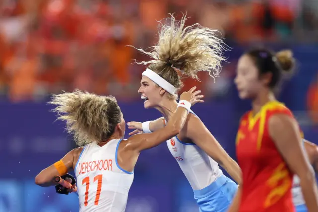 Yibbi Jansen of Team Netherlands (R) celebrates