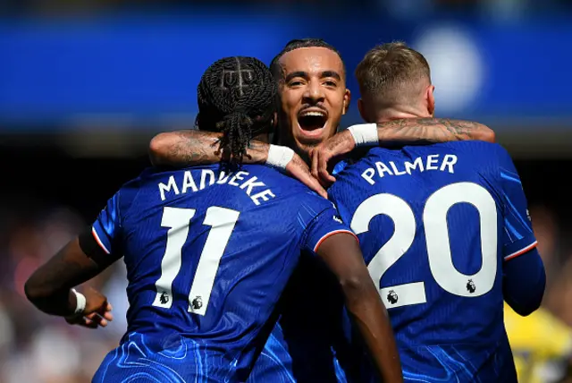 Malo Gusto (C), Noni Madueke and Cole Palmer of Chelsea celebrate