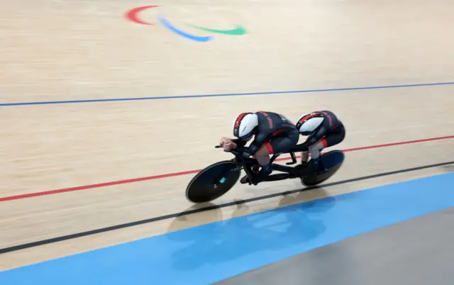 Unwin and Holl race round the velodrome