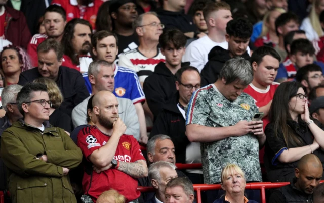 Manchester United fans dejected