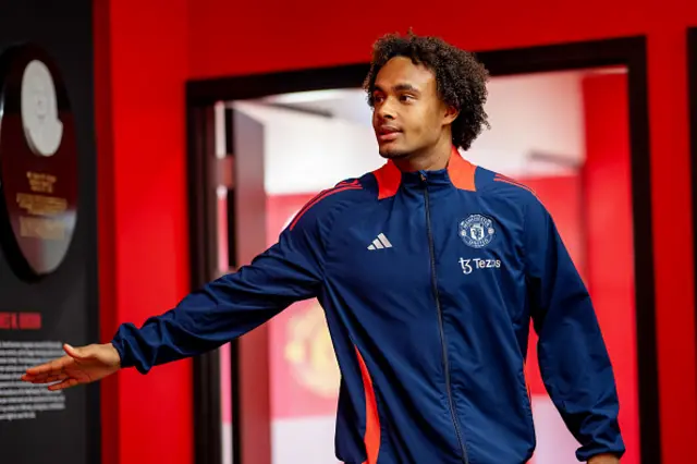 Joshua Zirkzee of Manchester United arrives