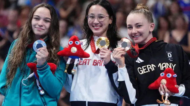 Alice Tai of ParalympicsGB holds her gold medal