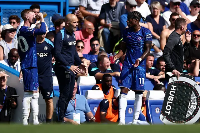 Enzo Maresca (2L) talks to Chelsea's English midfielder #11 Noni Madueke