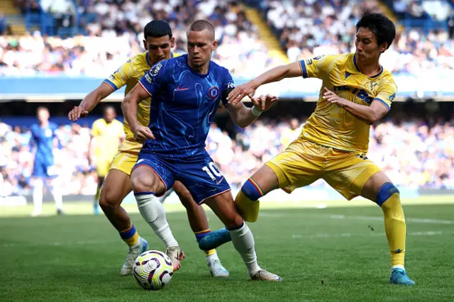 Mykhailo Mudryk fights for the ball