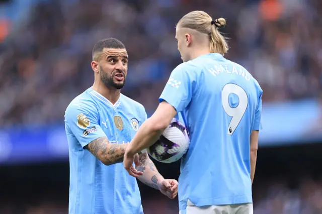 Kyle Walker speaks with Erling Haaland, Manchester City.