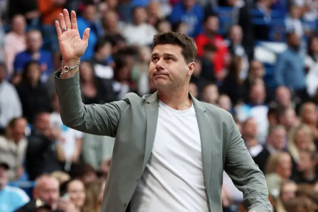 Mauricio Pochettino waving