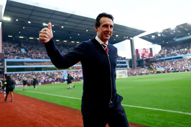 Unai Emery gives a thumbs-up gesture