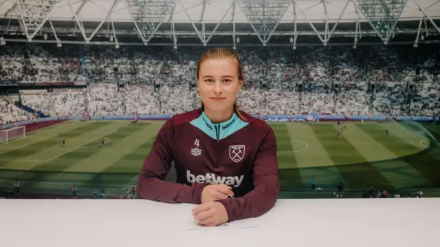 Oona Siren signs her West Ham contract