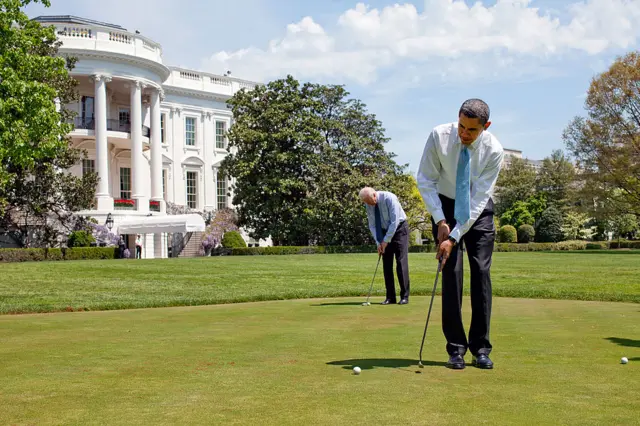 Barack Obama putts at the White House