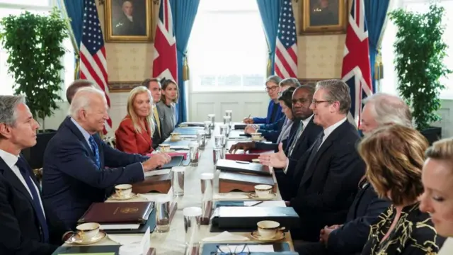 President Biden, Prime Minister Starmer and their staffs in talks