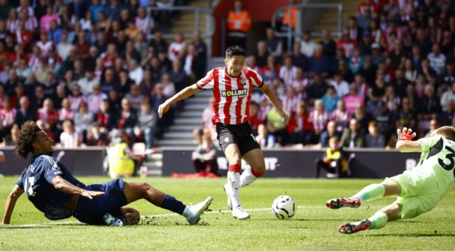 Joshua Zirkzee in action with Southampton's Yukinari Sugawara and Aaron Ramsdale