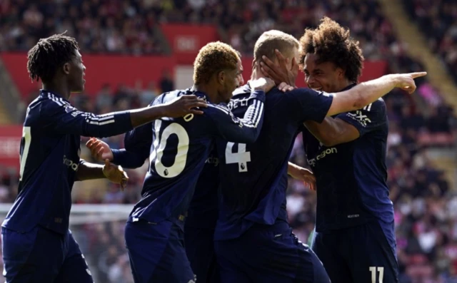 Manchester United's Matthijs de Ligt celebrates with team mates