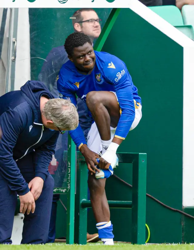 Kick off is delayed as St Johnstone's Benjamin Kimpioka sorts his shin pads during a William Hill Premiership match between Hibernian and St Johnstone at Easter Road