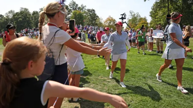 Lexi Thompson and Ally Ewing greet the fans