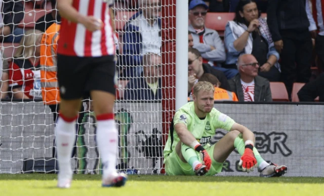 Aaron Ramsdale looks dejected