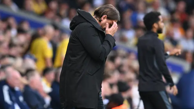 Daniel Farke holds his head in his hands