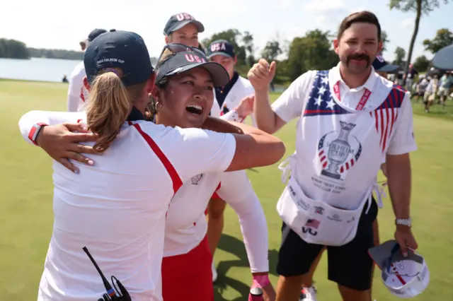 Stacy Lewis embraces Lilia Vu